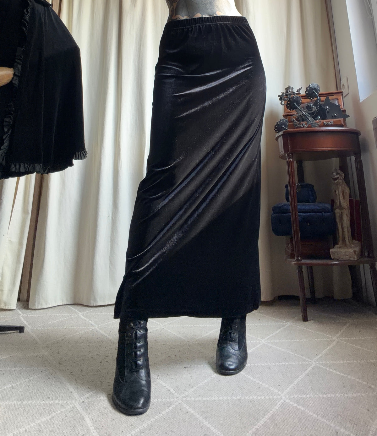 Jupe longue noire en velours style 90s goth – taille M