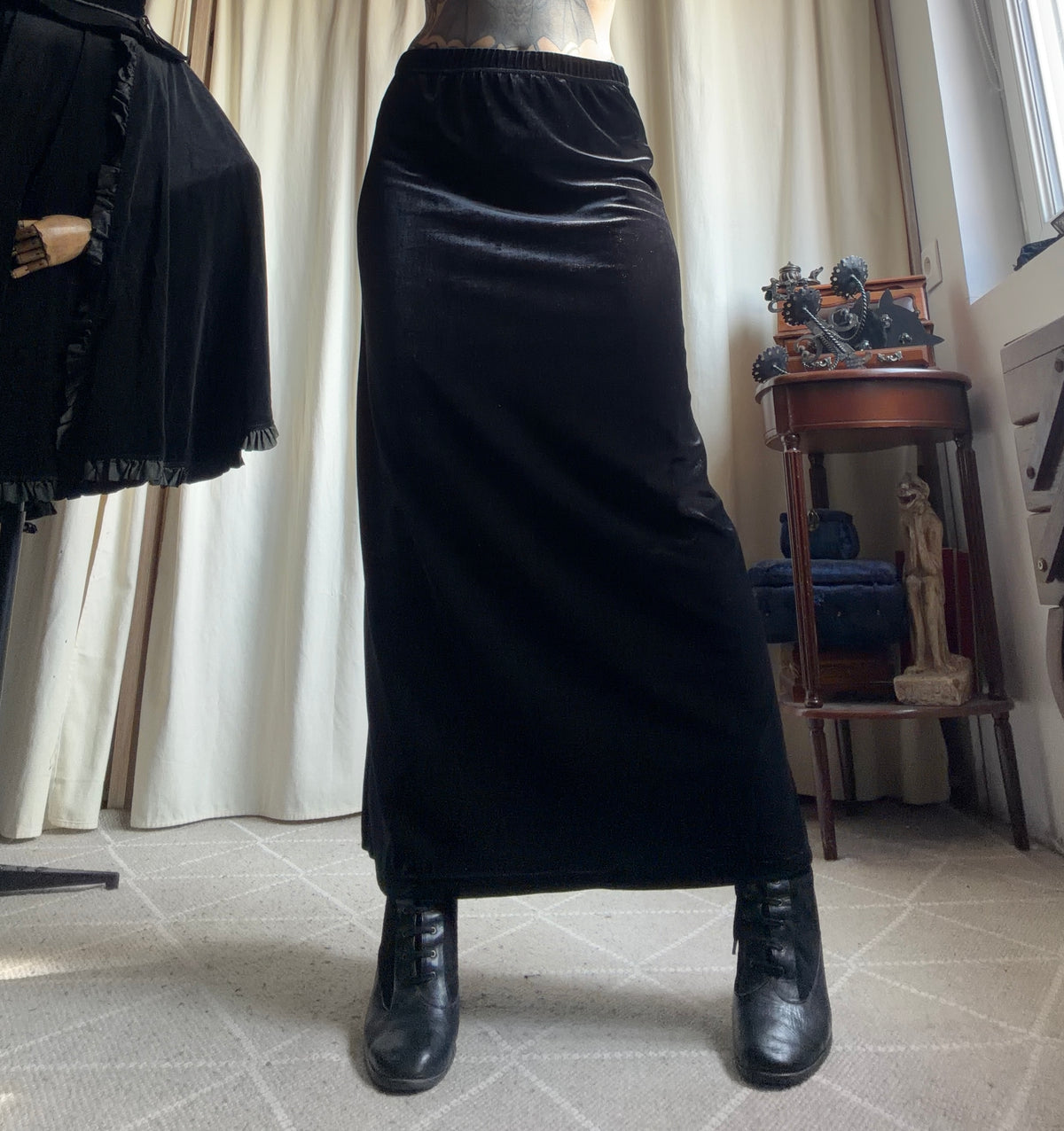 Jupe longue noire en velours style 90s goth – taille M