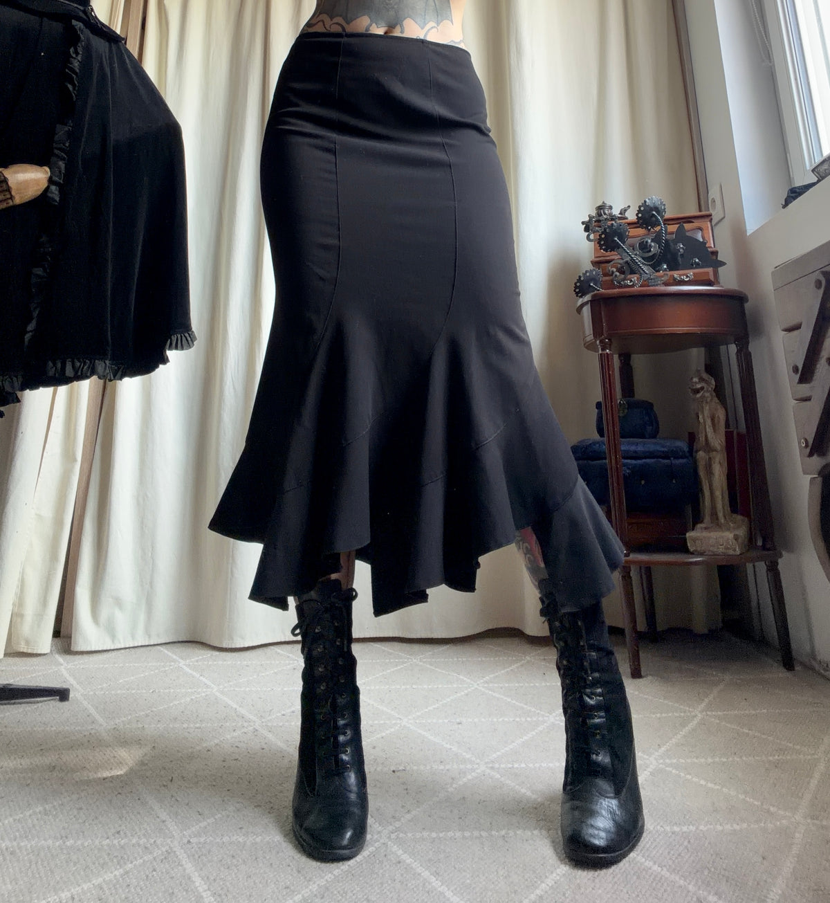 Jupe midi noire coupe sirène volants asymétriques  – taille S