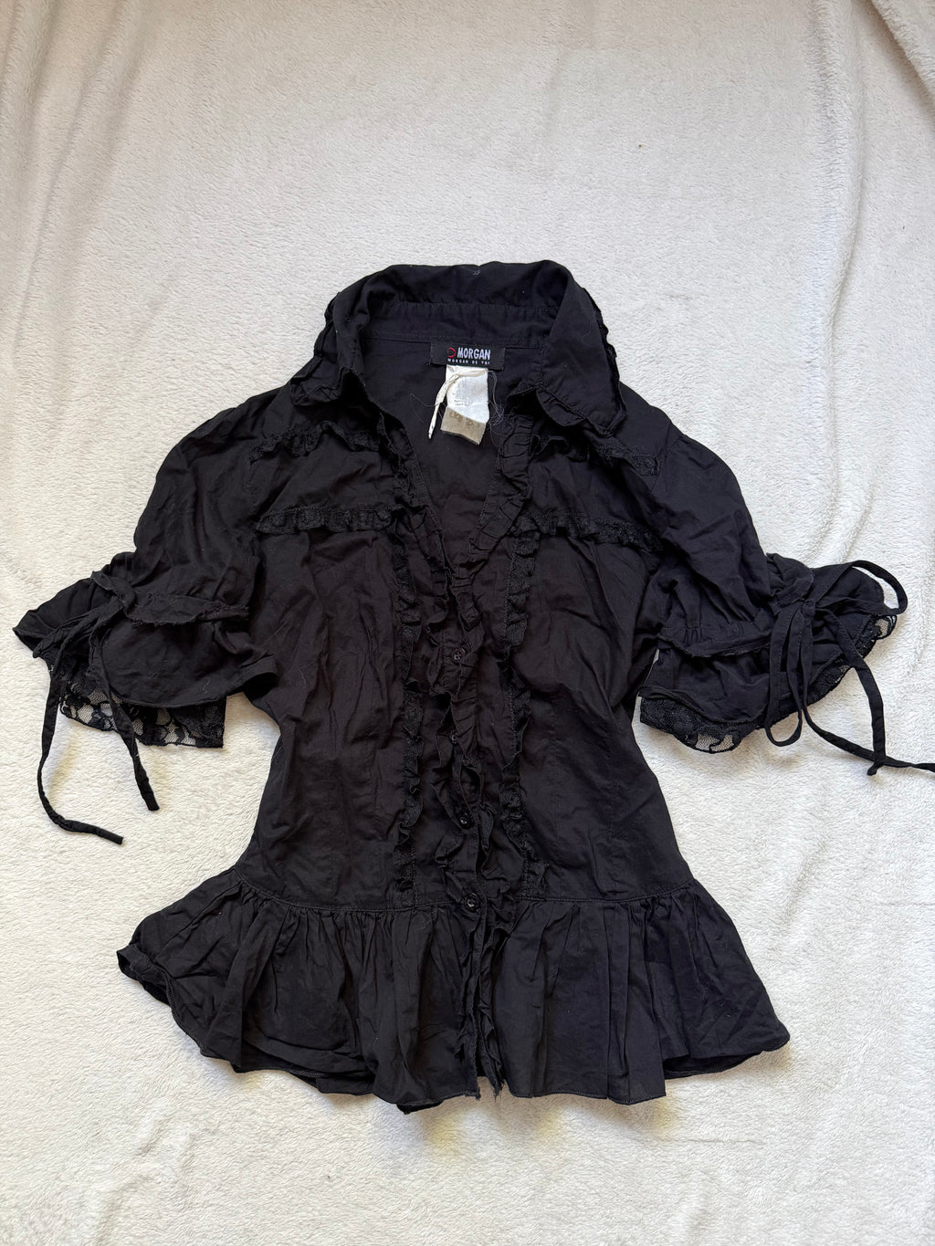 Chemise noire cintrée à volants et dentelle style goth victorien romantique - taille S