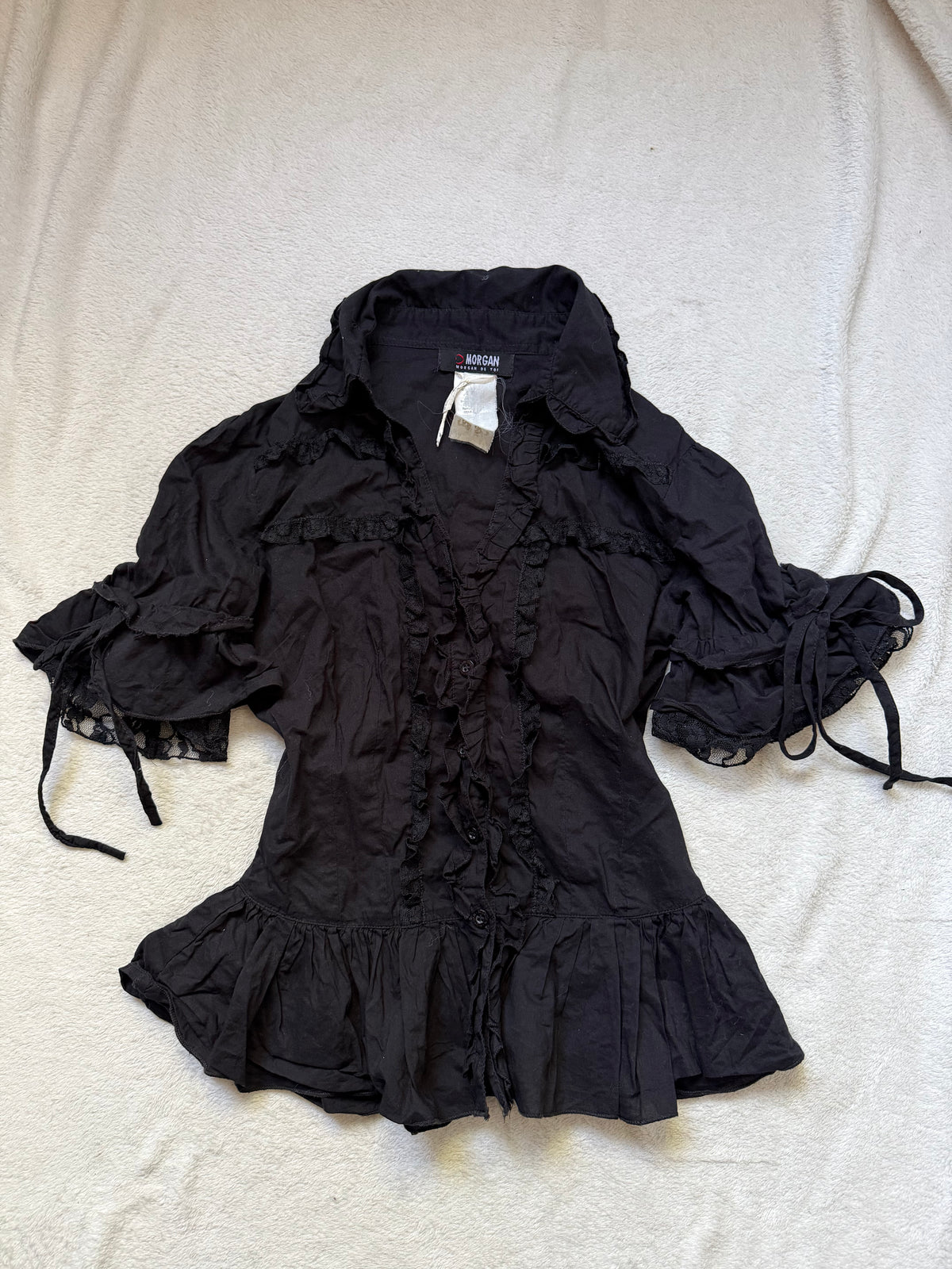 Chemise noire cintrée à volants et dentelle style goth victorien romantique - taille S