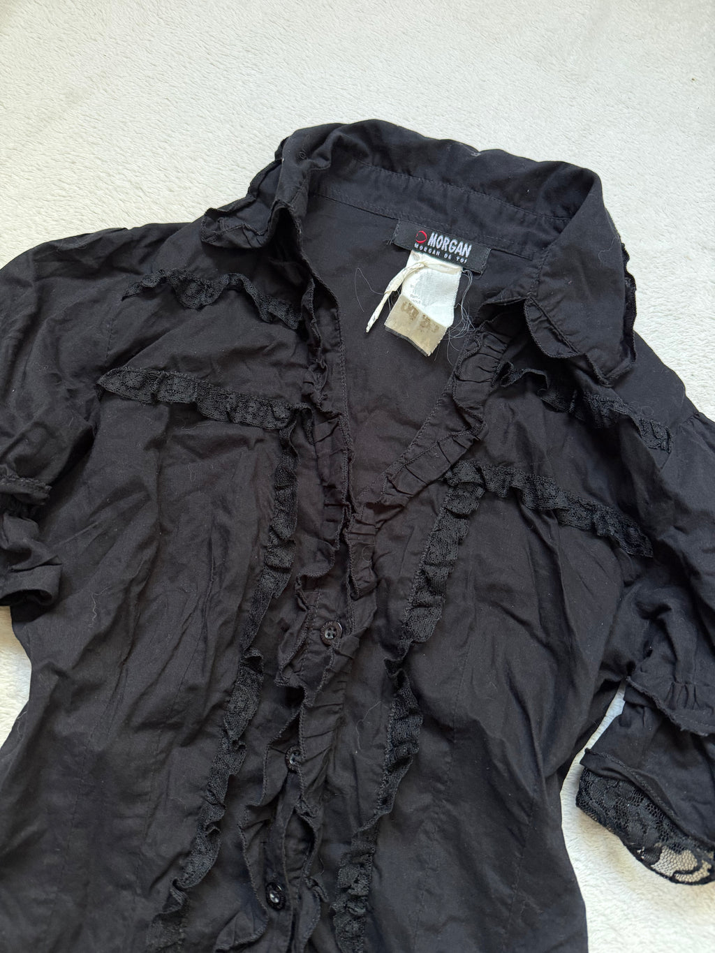 Chemise noire cintrée à volants et dentelle style goth victorien romantique - taille S