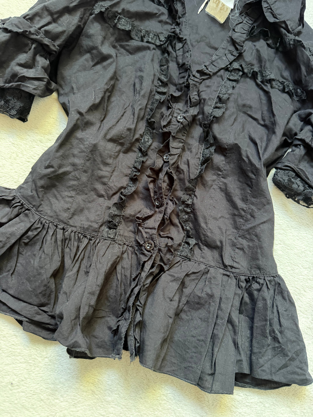 Chemise noire cintrée à volants et dentelle style goth victorien romantique - taille S