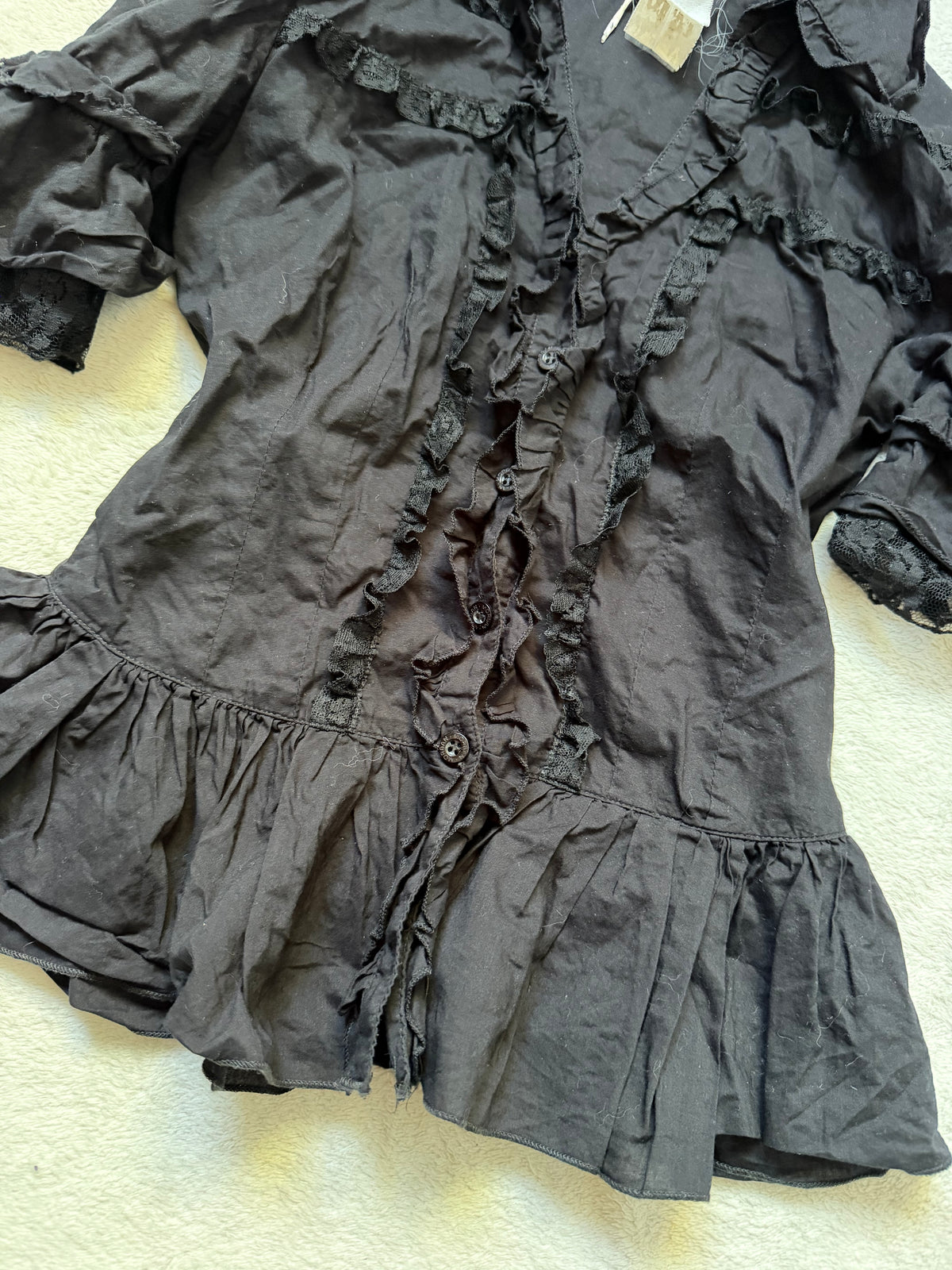 Chemise noire cintrée à volants et dentelle style goth victorien romantique - taille S
