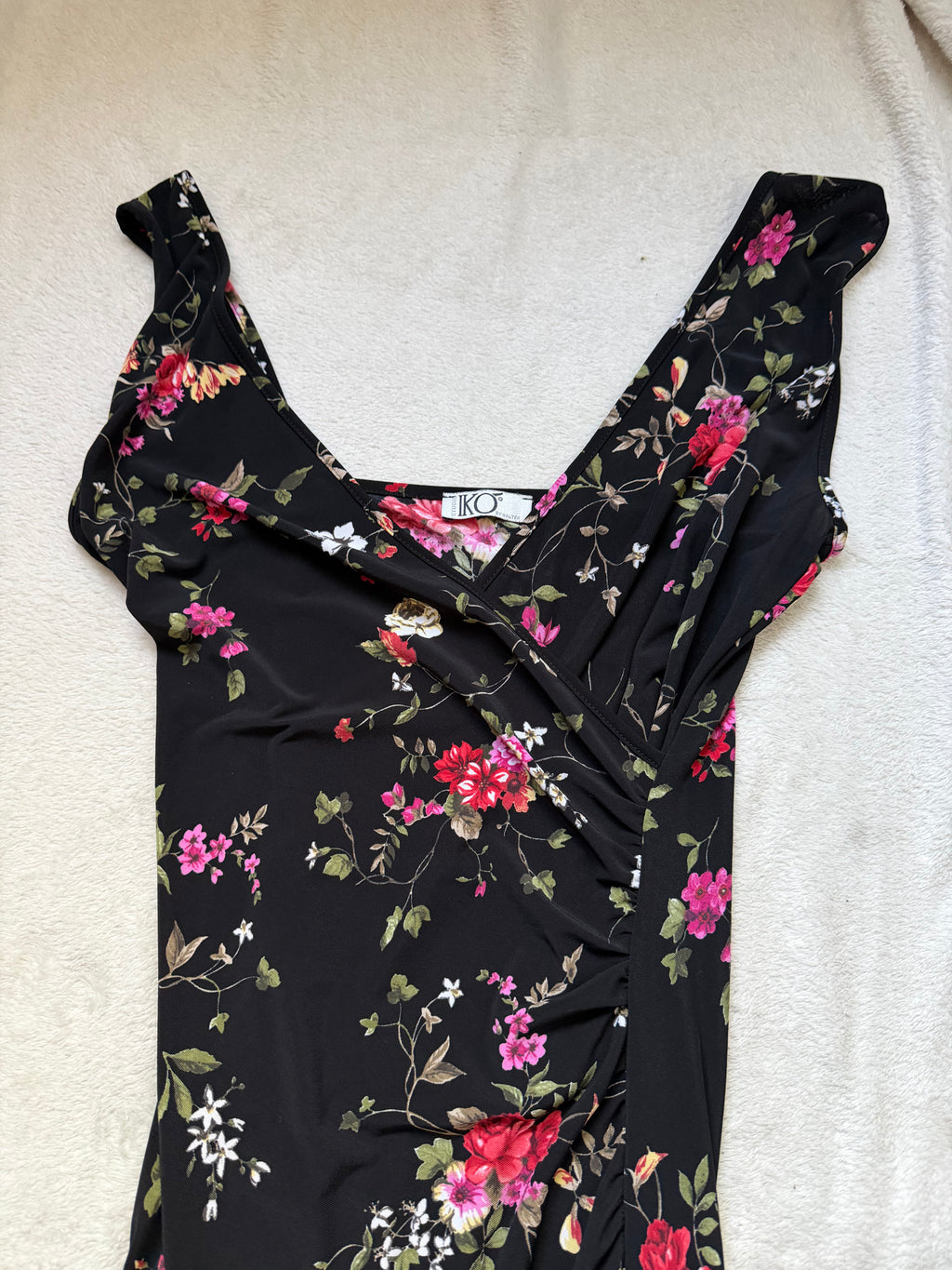 Robe noire à fleurs décolleté cache-cœur style whimsigoth 90s - taille S