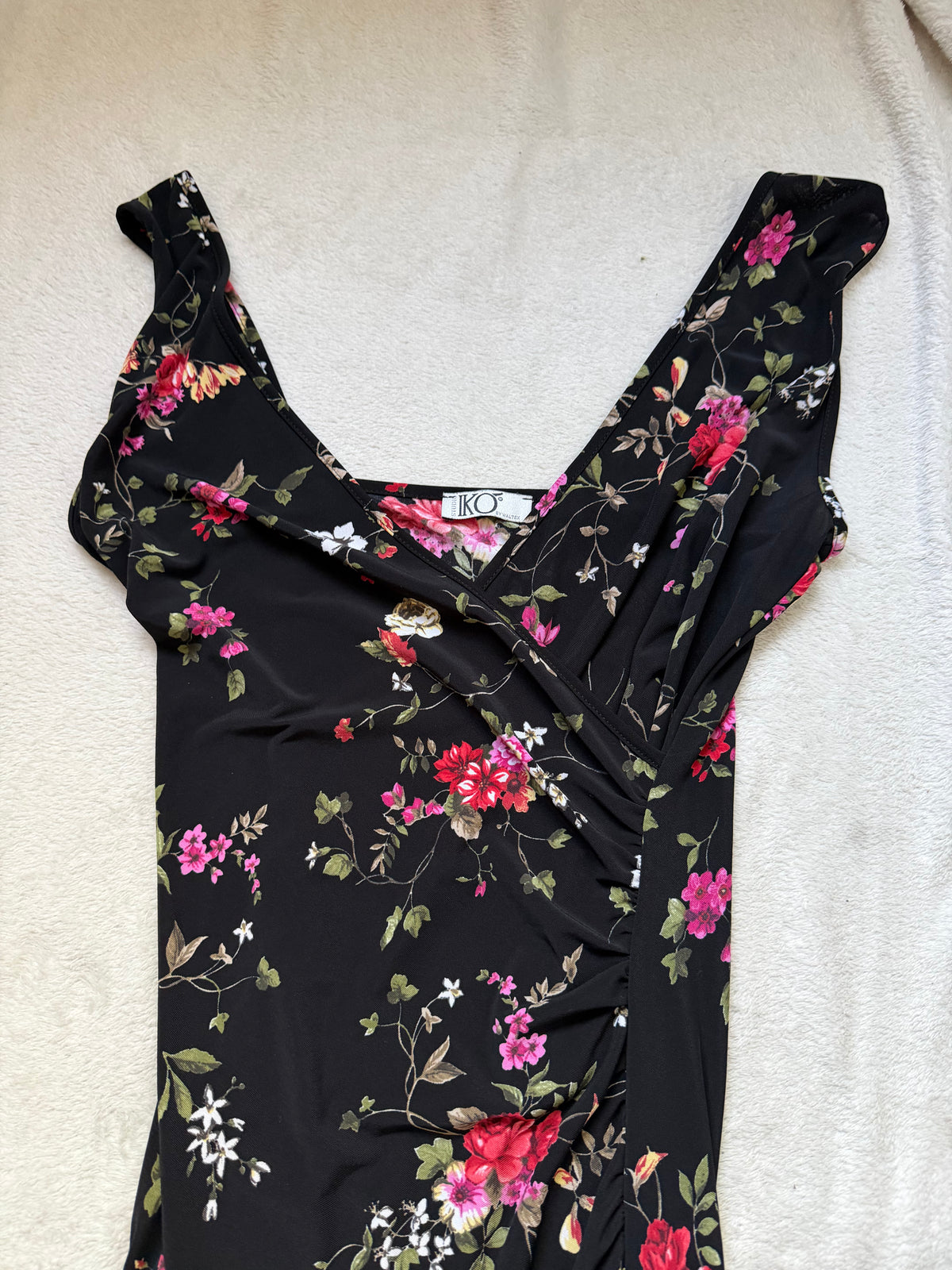 Robe noire à fleurs décolleté cache-cœur style whimsigoth 90s - taille S