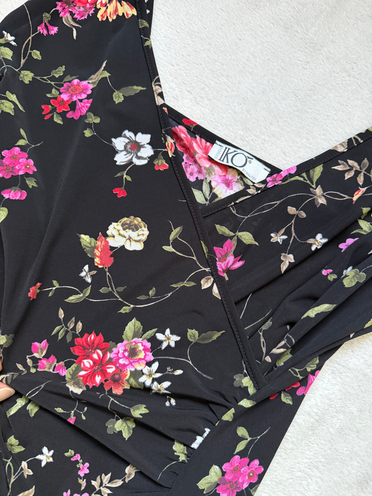 Robe noire à fleurs décolleté cache-cœur style whimsigoth 90s - taille S