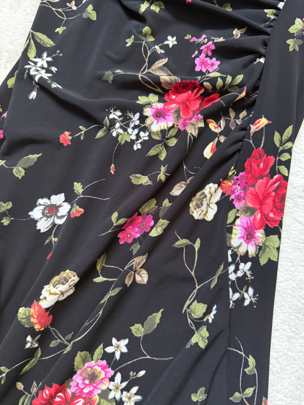 Robe noire à fleurs décolleté cache-cœur style whimsigoth 90s - taille S