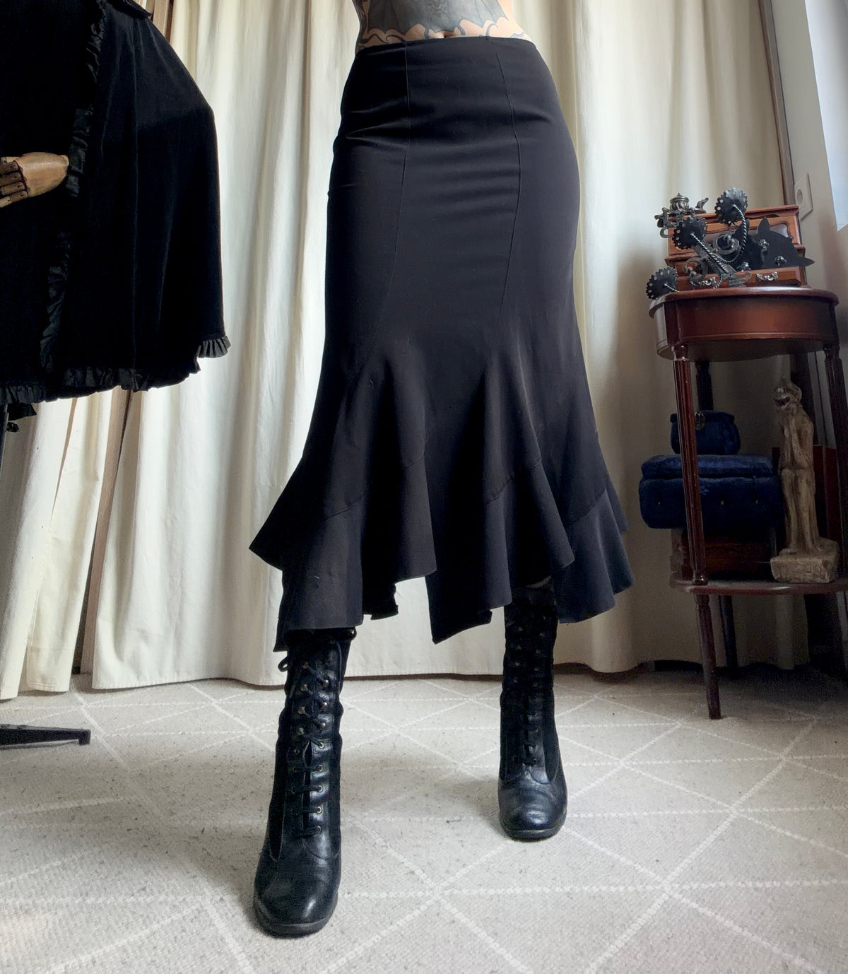 Jupe midi noire coupe sirène volants asymétriques  – taille S