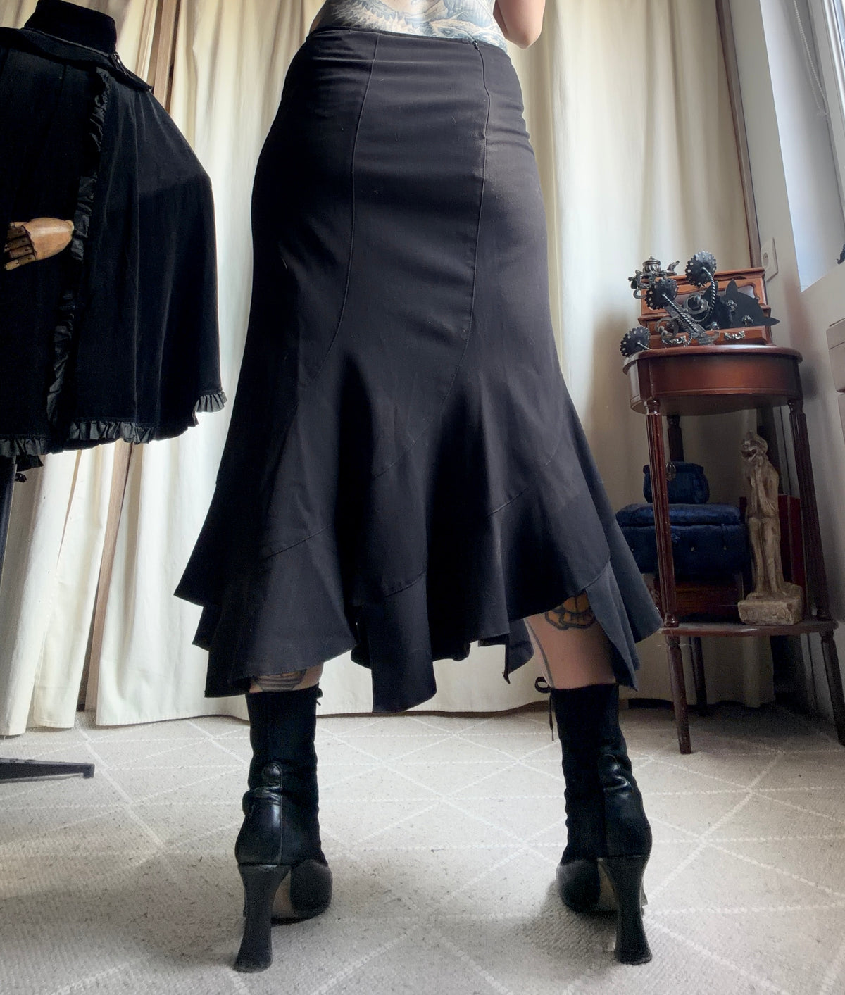 Jupe midi noire coupe sirène volants asymétriques  – taille S