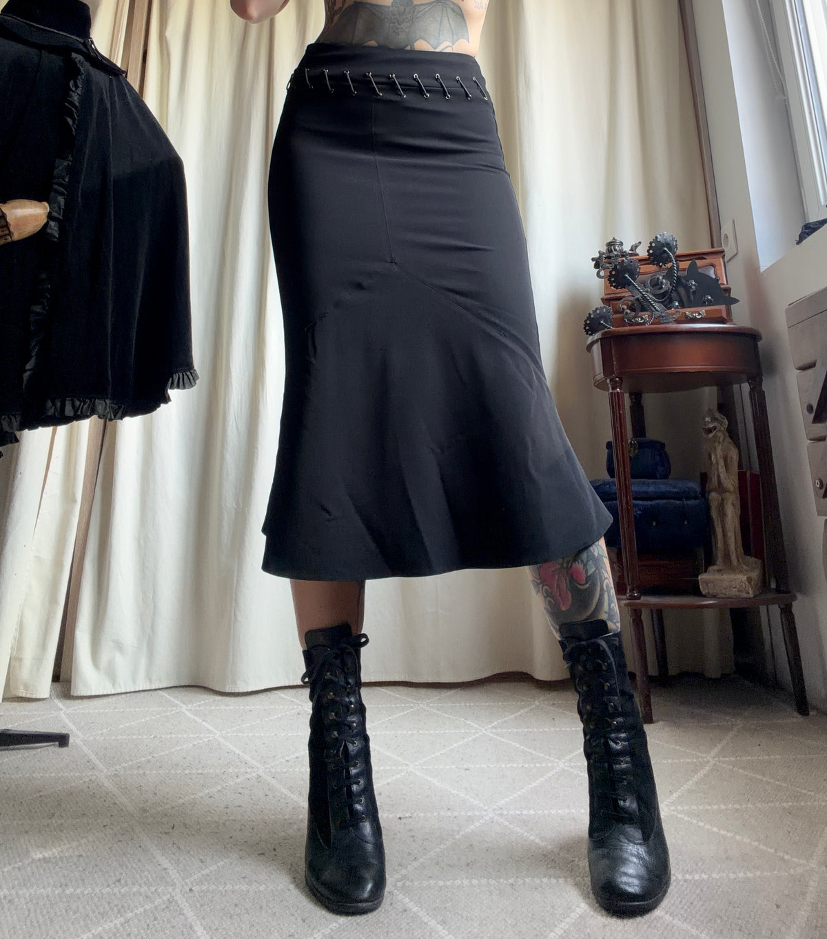 Jupe midi noire evasée à œillets métalliques et lacets – taille S