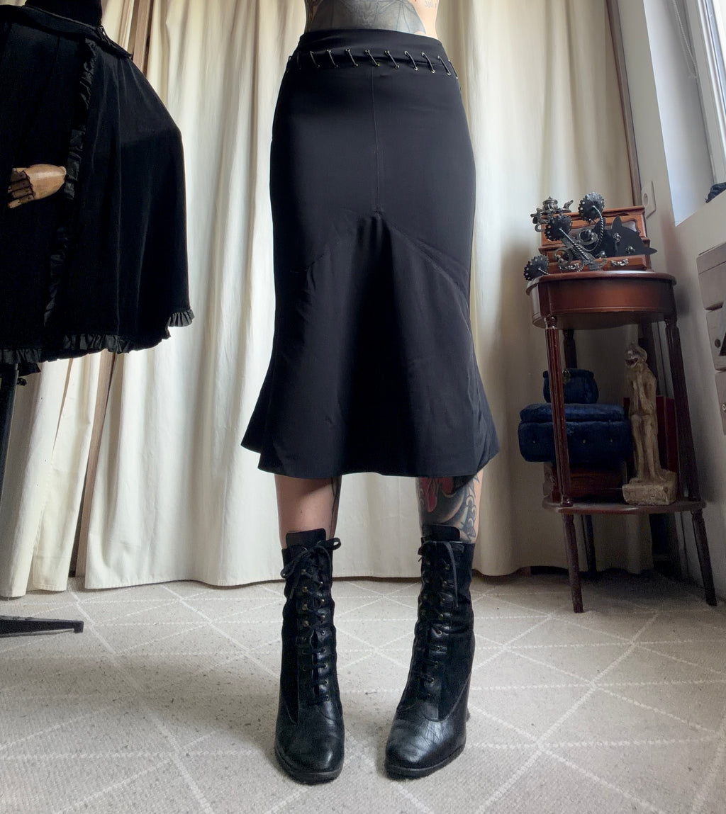 Jupe midi noire evasée à œillets métalliques et lacets – taille S