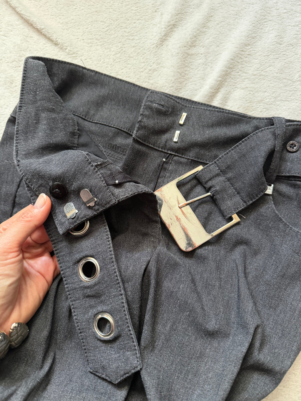 Pantalon gris anthracite évasé à ceinture œillets style corporate goth - taille S/M