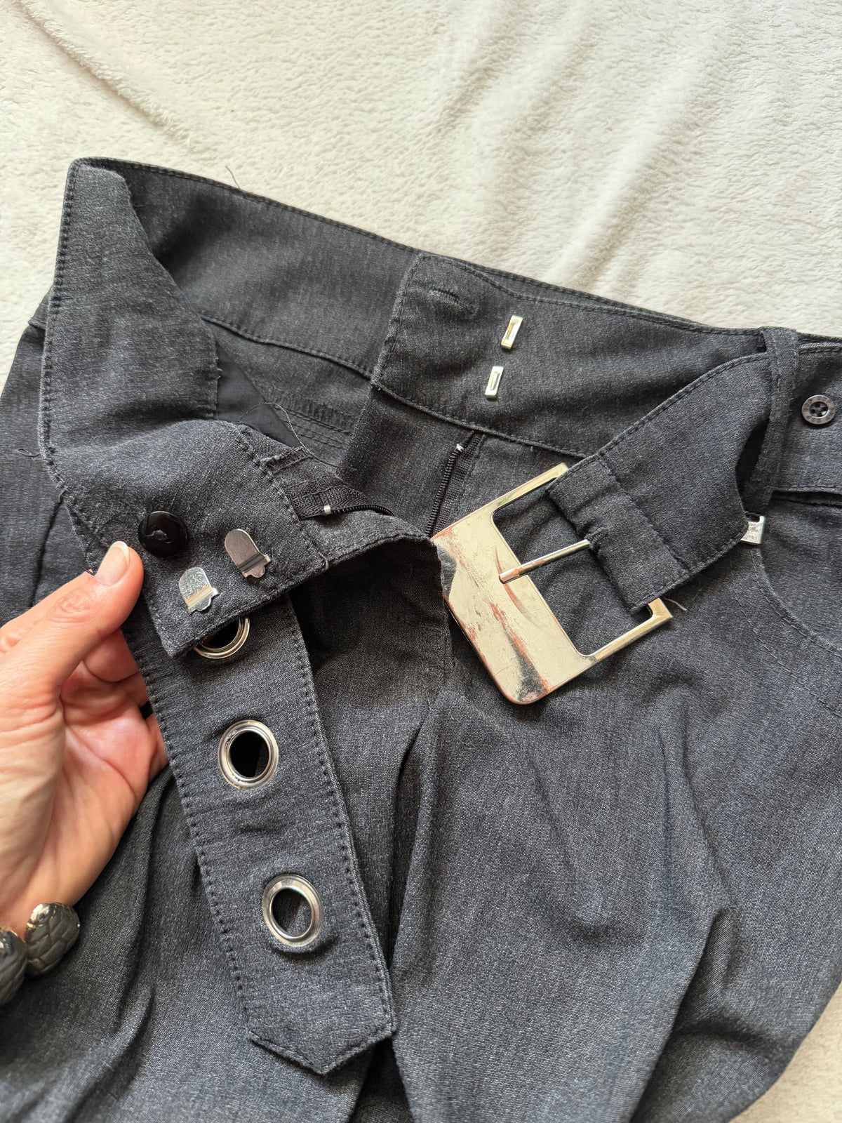 Pantalon gris anthracite évasé à ceinture œillets style corporate goth - taille S/M