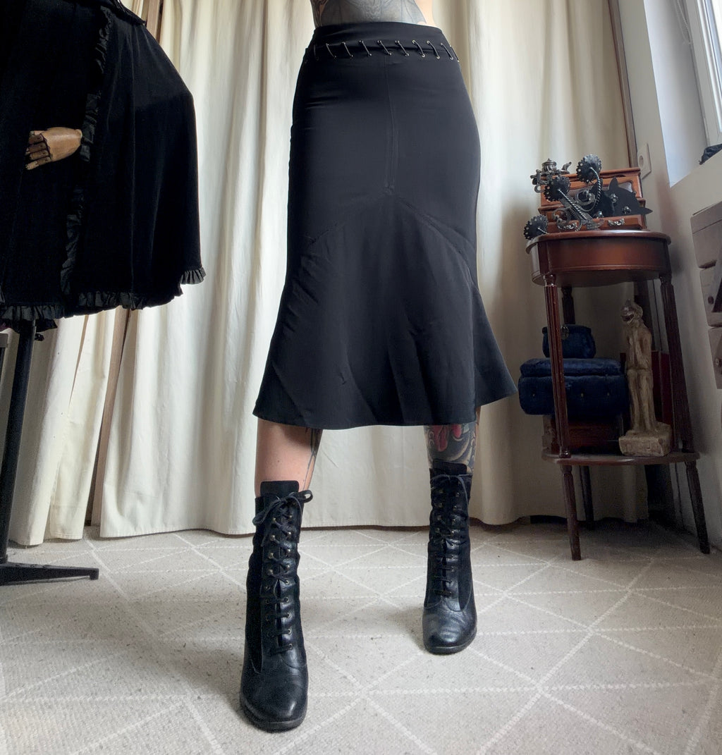 Jupe midi noire evasée à œillets métalliques et lacets – taille S