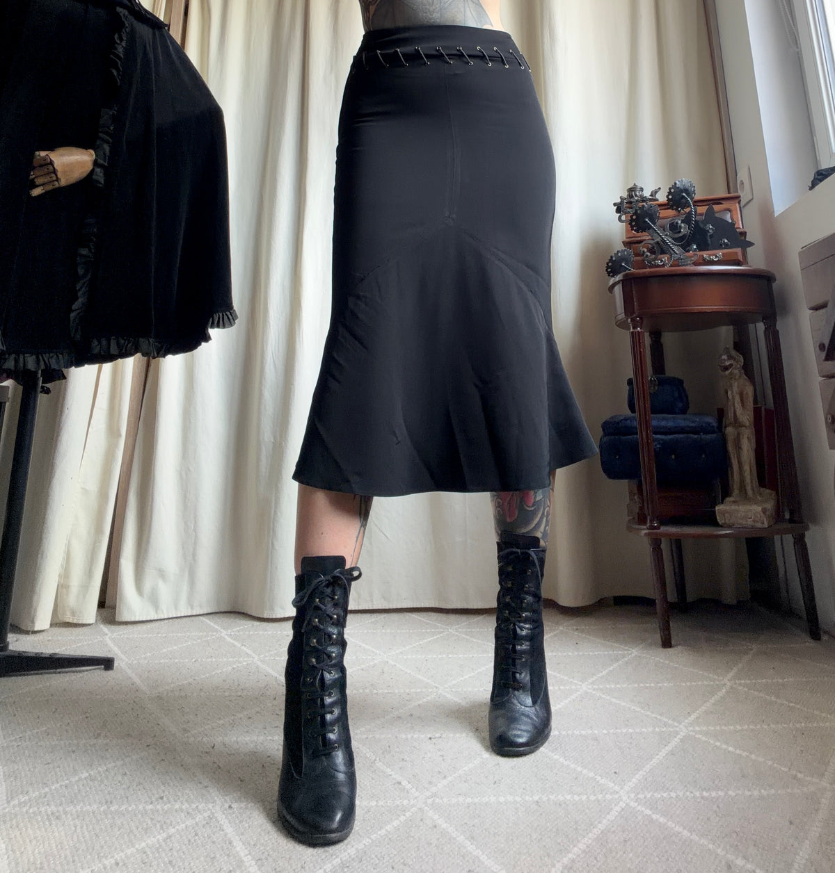 Jupe midi noire evasée à œillets métalliques et lacets – taille S