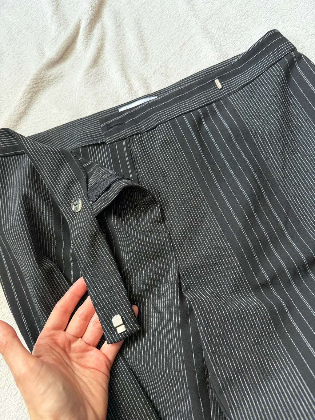 Black pinstriped wide-leg trousers, 00s office siren style - size L