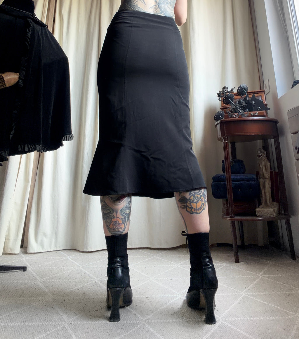 Jupe midi noire evasée à œillets métalliques et lacets – taille S