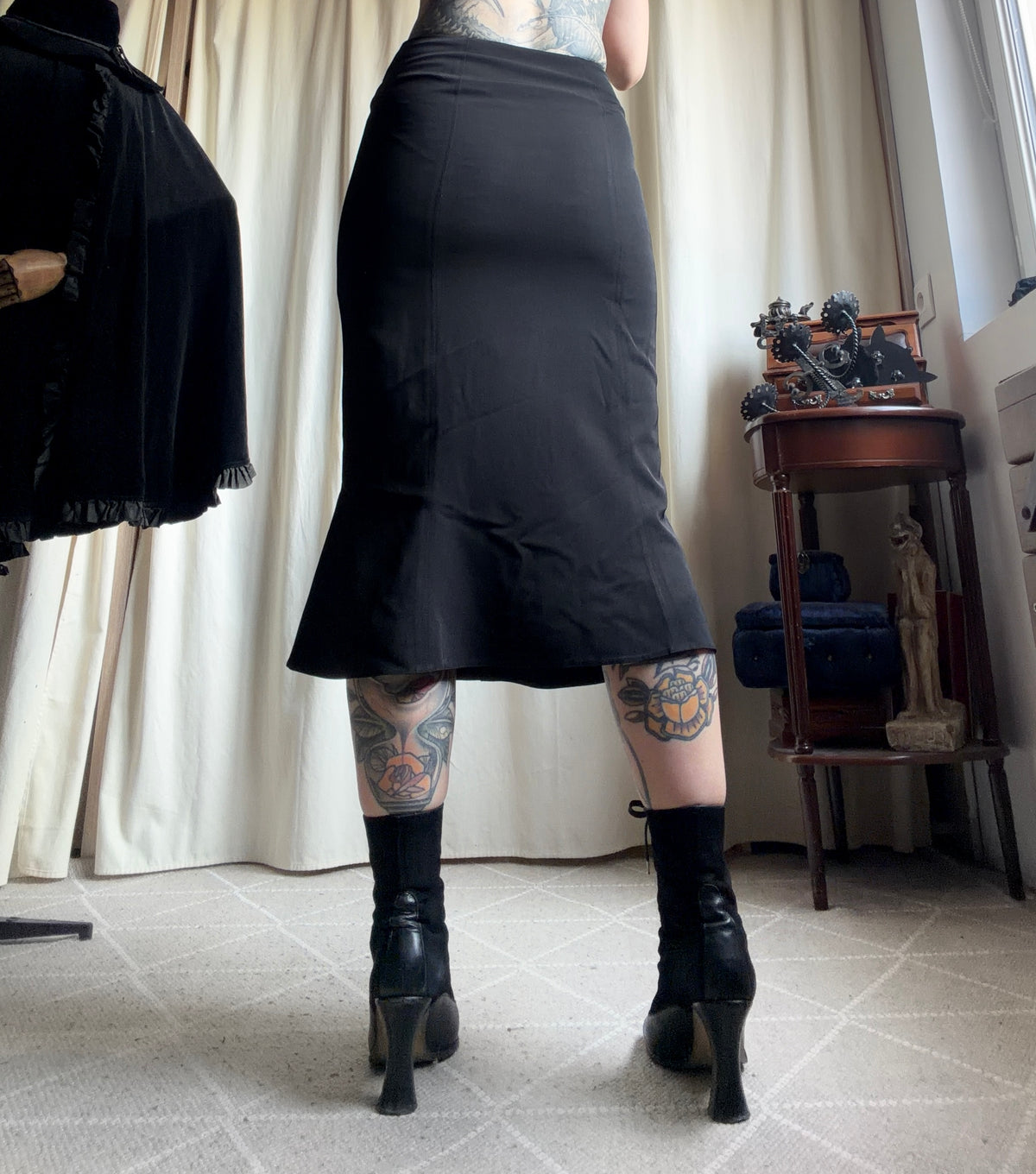 Jupe midi noire evasée à œillets métalliques et lacets – taille S