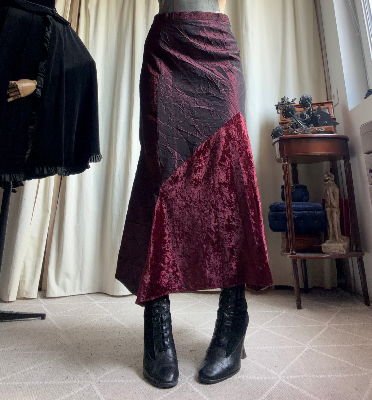 Jupe longue bordeaux velours asymétrique style whimsigoth vampire – taille S