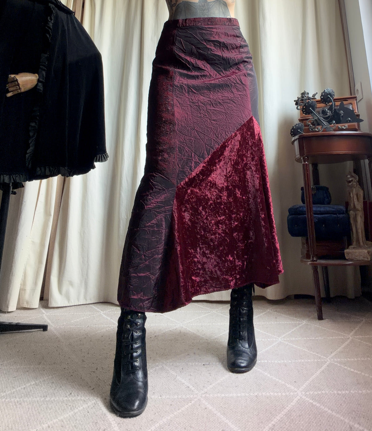 Jupe longue bordeaux velours asymétrique style whimsigoth vampire – taille S