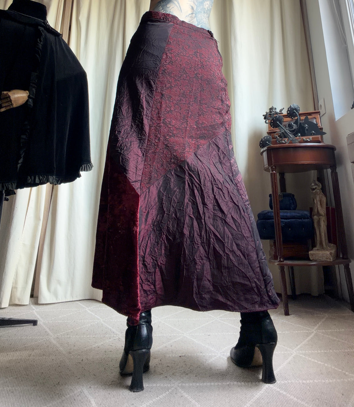 Jupe longue bordeaux velours asymétrique style whimsigoth vampire – taille S