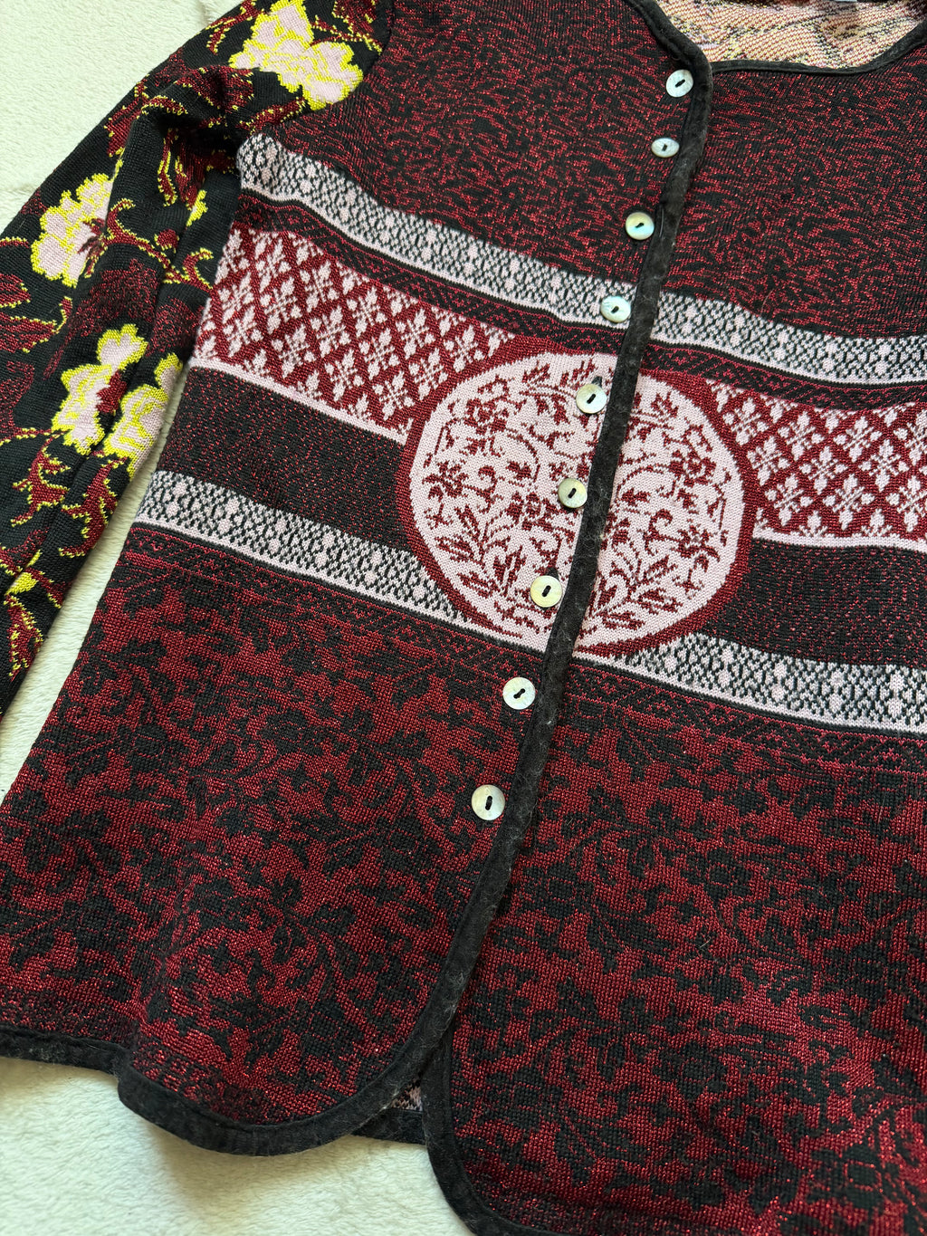 Cardigan cintré à motifs floraux style whimsigoth maximalist 90s - taille M