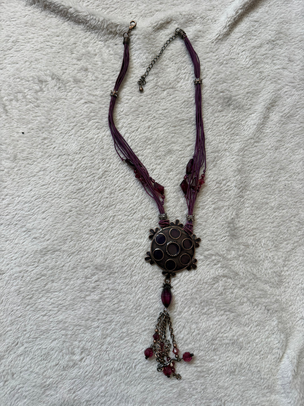 Collier prune pendentif médaillon cabochons violets vintage style whimsigoth bohème