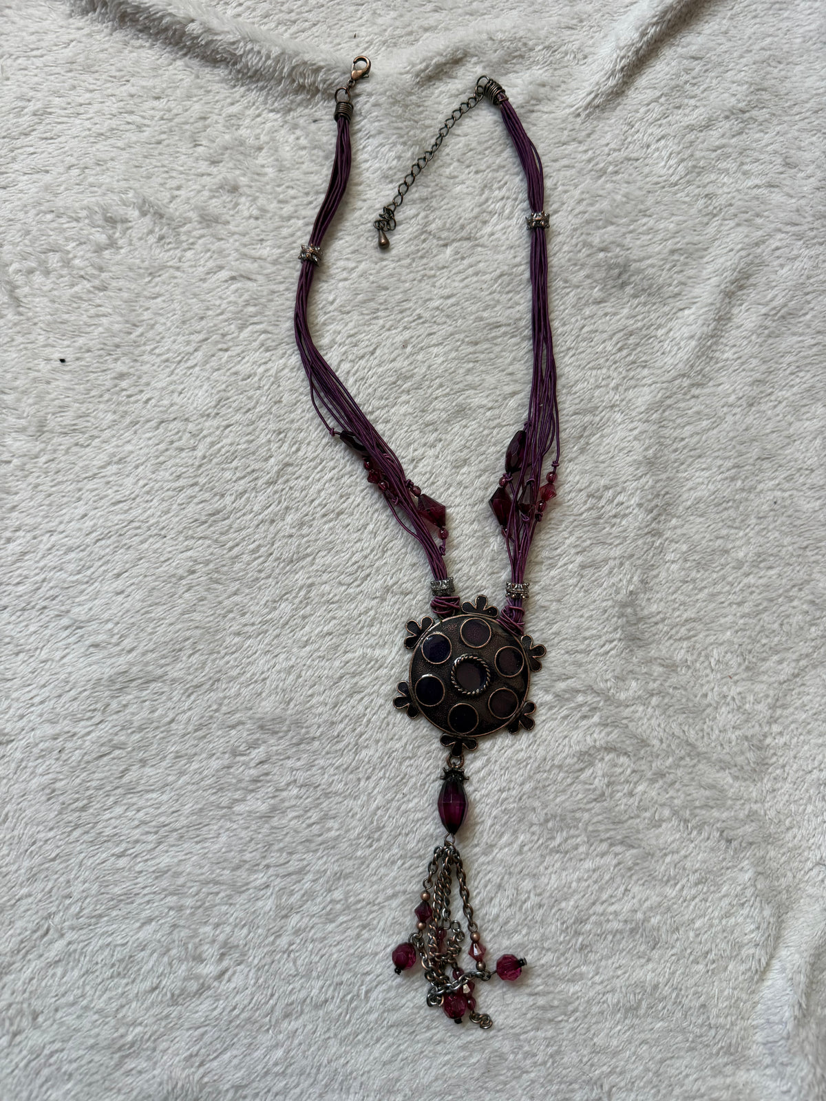 Collier prune pendentif médaillon cabochons violets vintage style whimsigoth bohème
