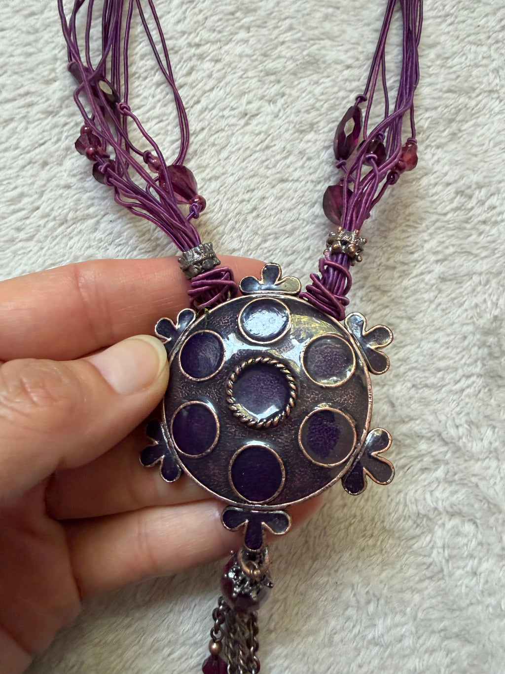 Collier prune pendentif médaillon cabochons violets vintage style whimsigoth bohème
