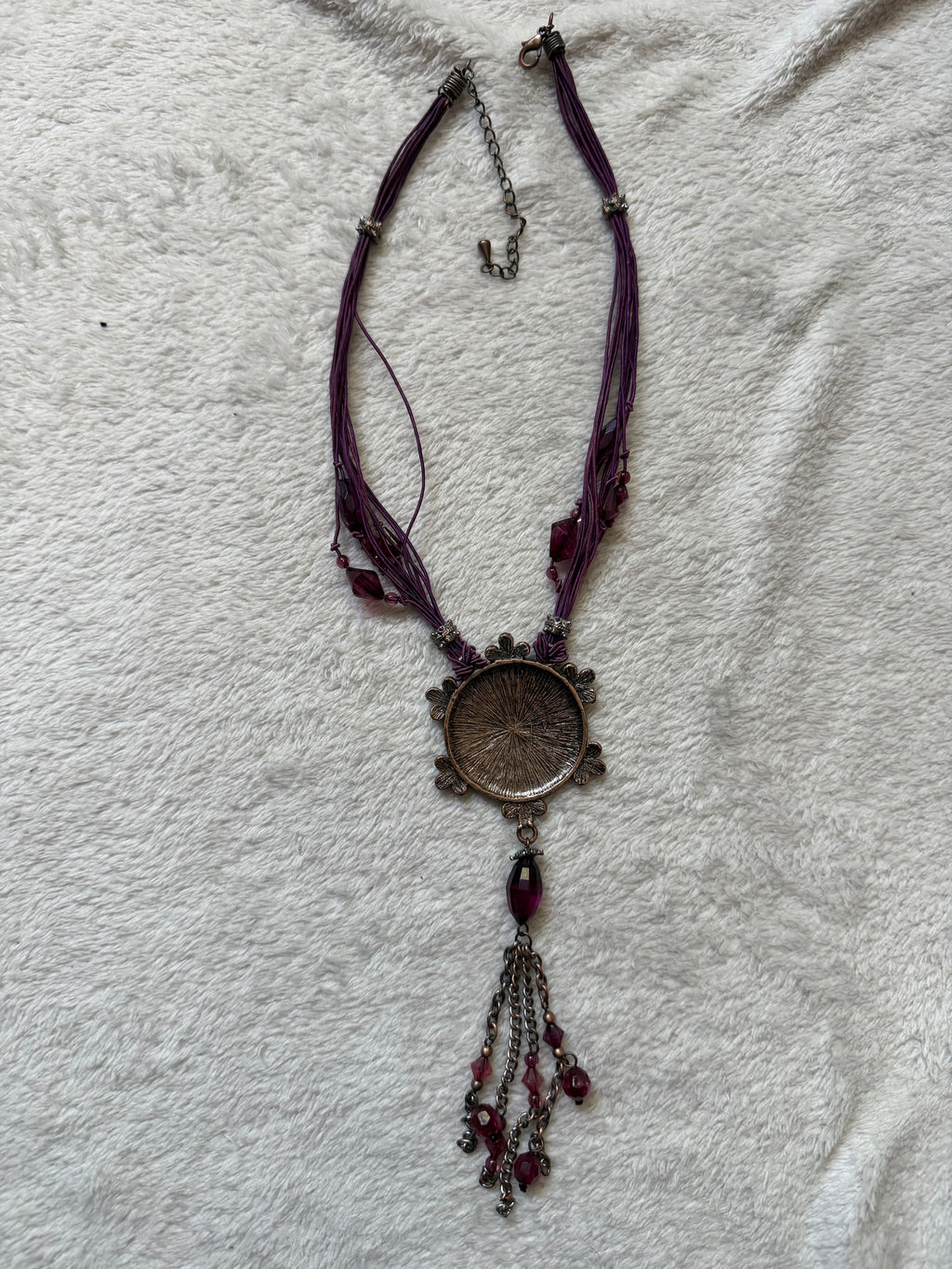 Collier prune pendentif médaillon cabochons violets vintage style whimsigoth bohème