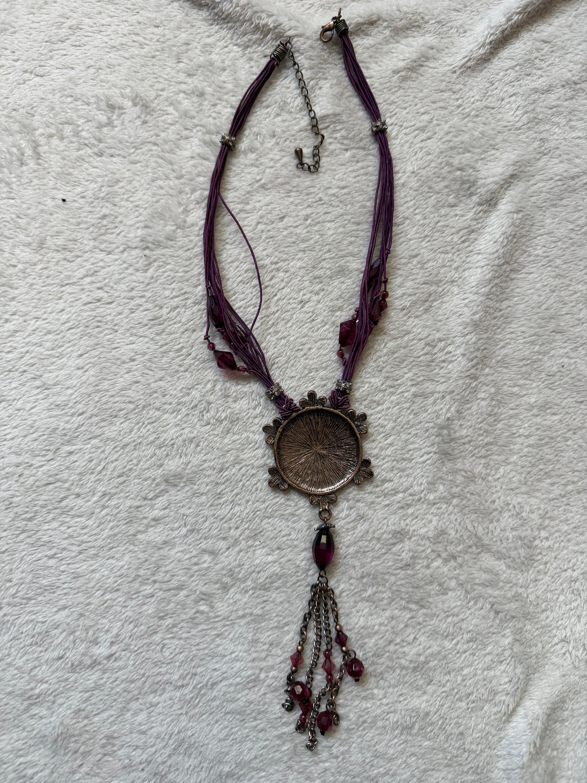Collier prune pendentif médaillon cabochons violets vintage style whimsigoth bohème