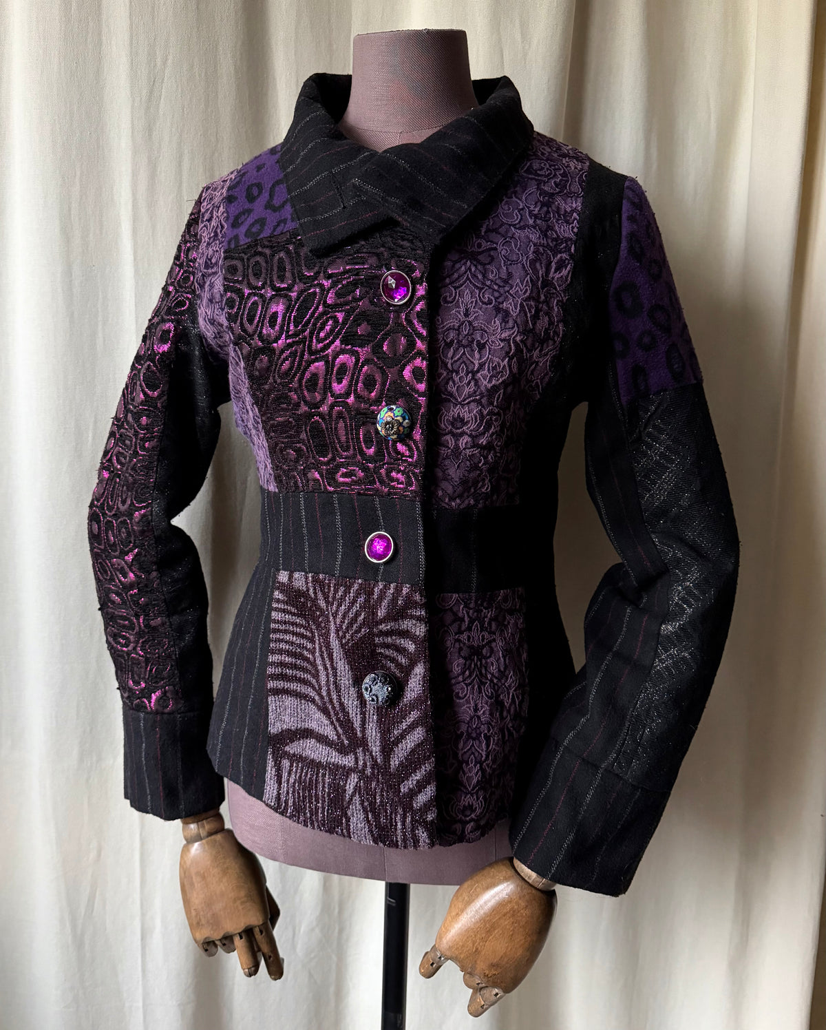 Veste patchwork violette à boutons bijoux - whimsigoth avant-garde - taille S/M