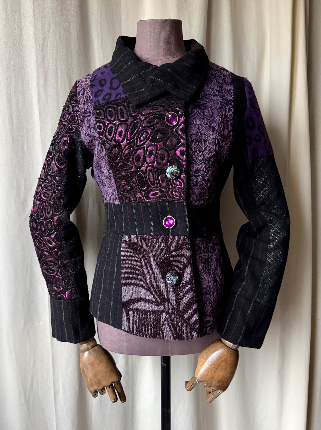 Veste patchwork violette à boutons bijoux - whimsigoth avant-garde - taille S/M
