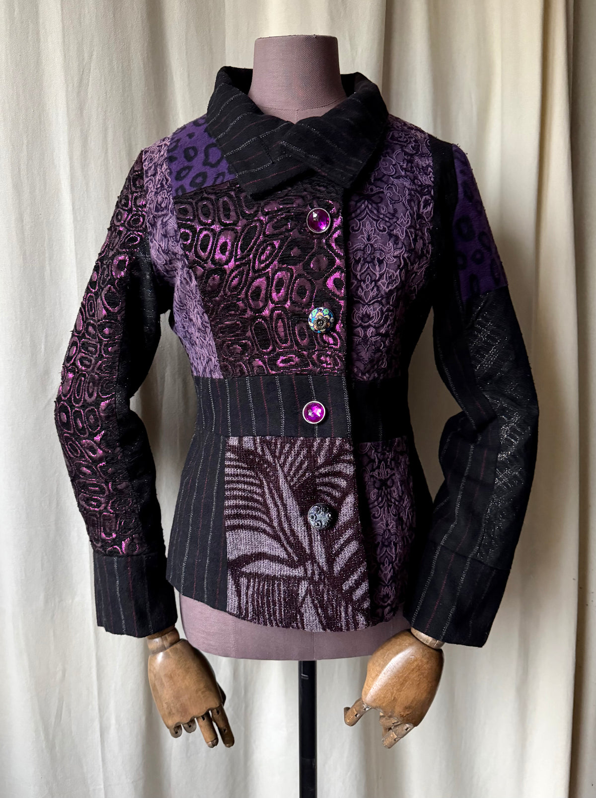 Veste patchwork violette à boutons bijoux - whimsigoth avant-garde - taille S/M