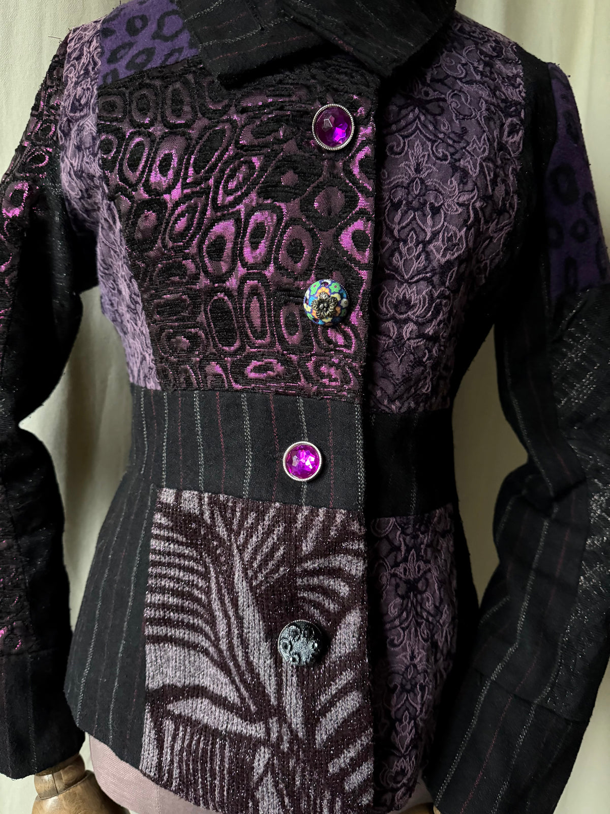 Veste patchwork violette à boutons bijoux - whimsigoth avant-garde - taille S/M