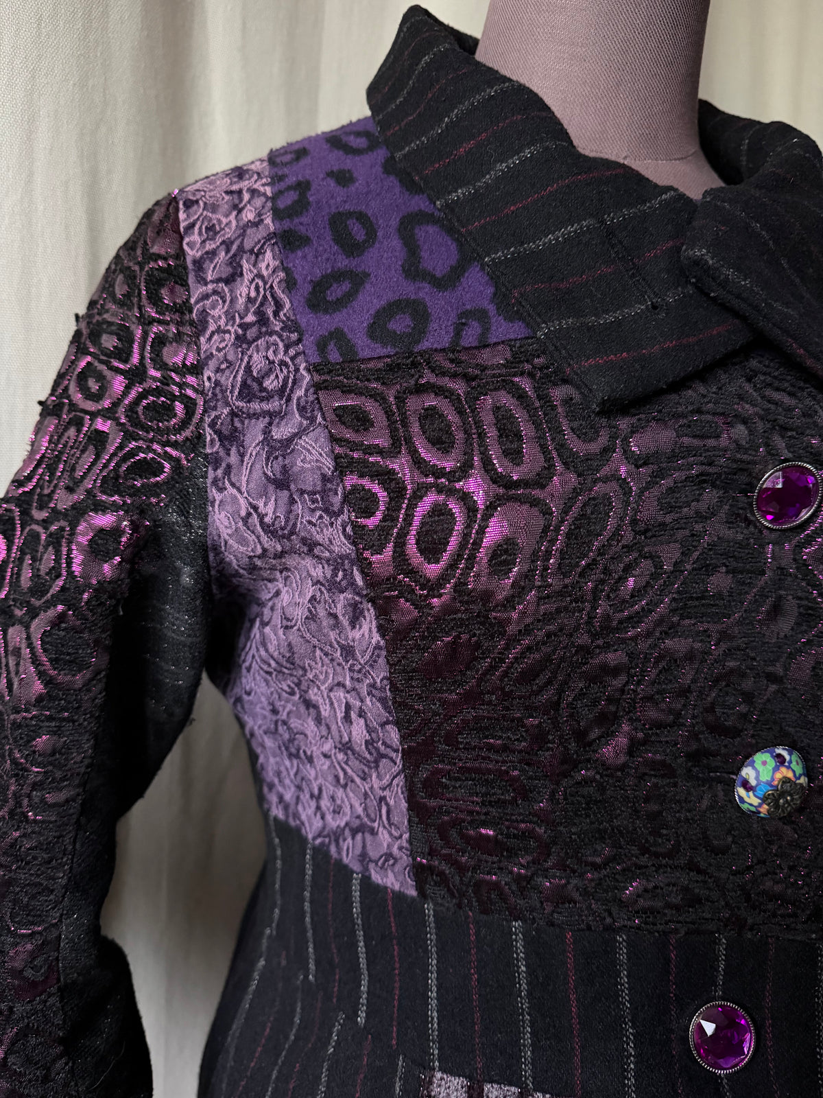 Veste patchwork violette à boutons bijoux - whimsigoth avant-garde - taille S/M