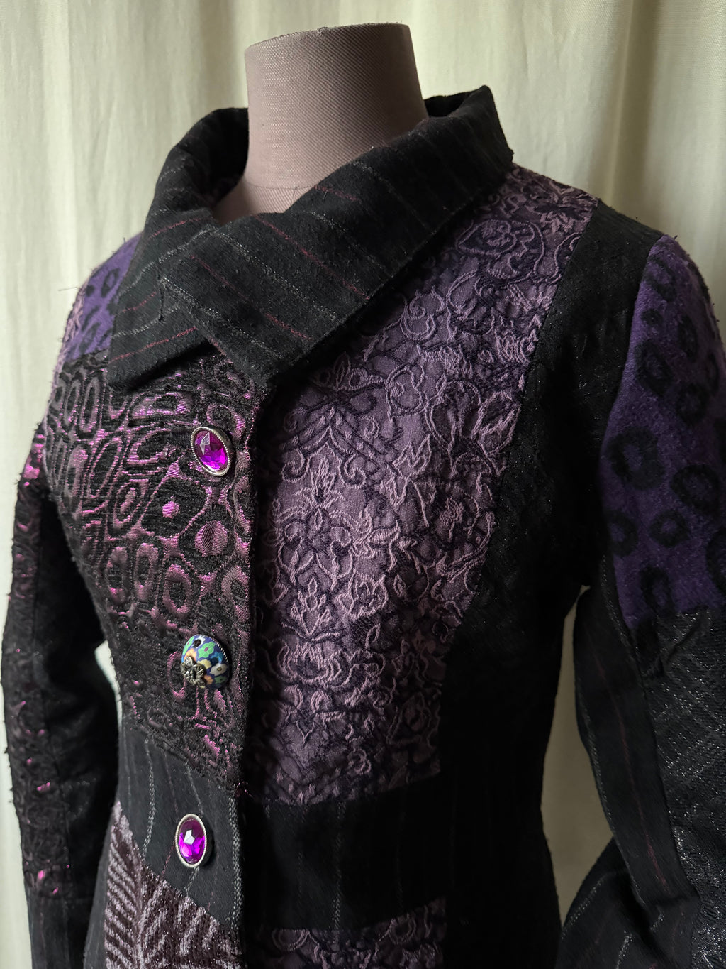 Veste patchwork violette à boutons bijoux - whimsigoth avant-garde - taille S/M