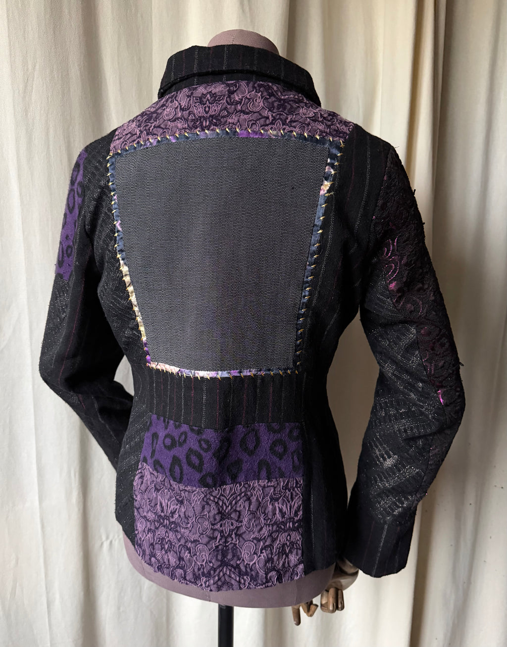 Veste patchwork violette à boutons bijoux - whimsigoth avant-garde - taille S/M