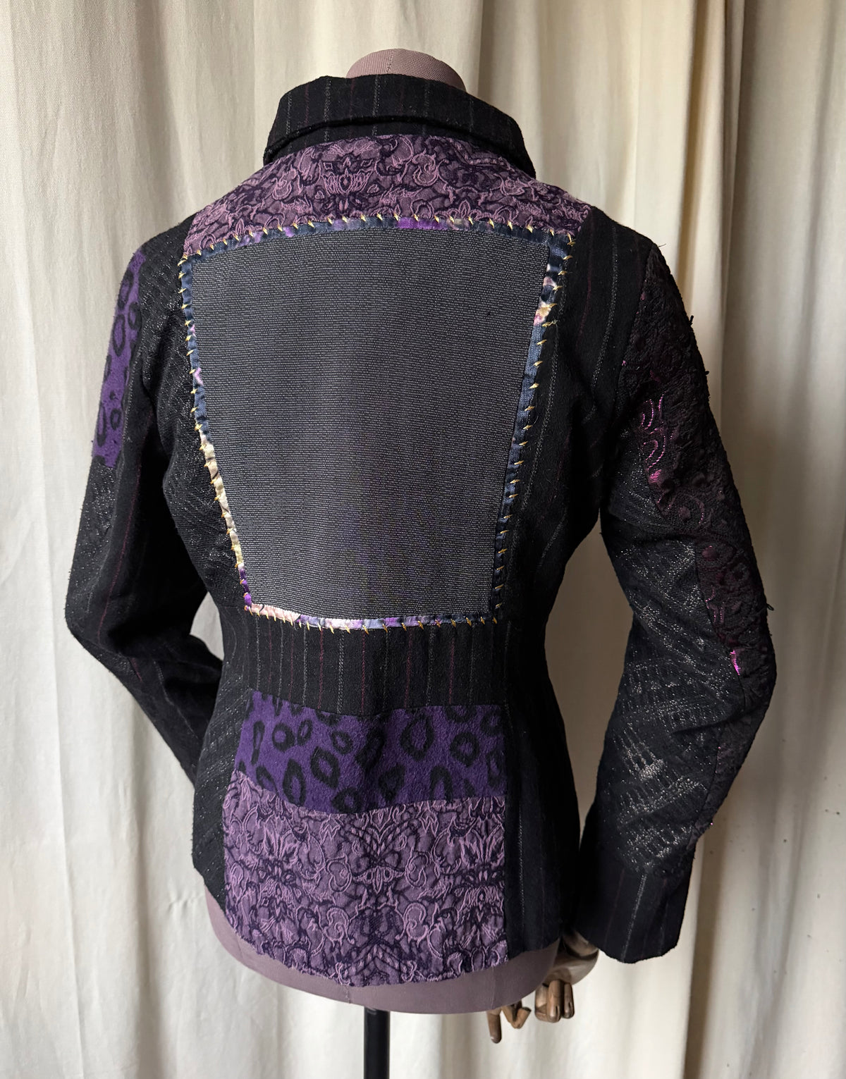 Veste patchwork violette à boutons bijoux - whimsigoth avant-garde - taille S/M