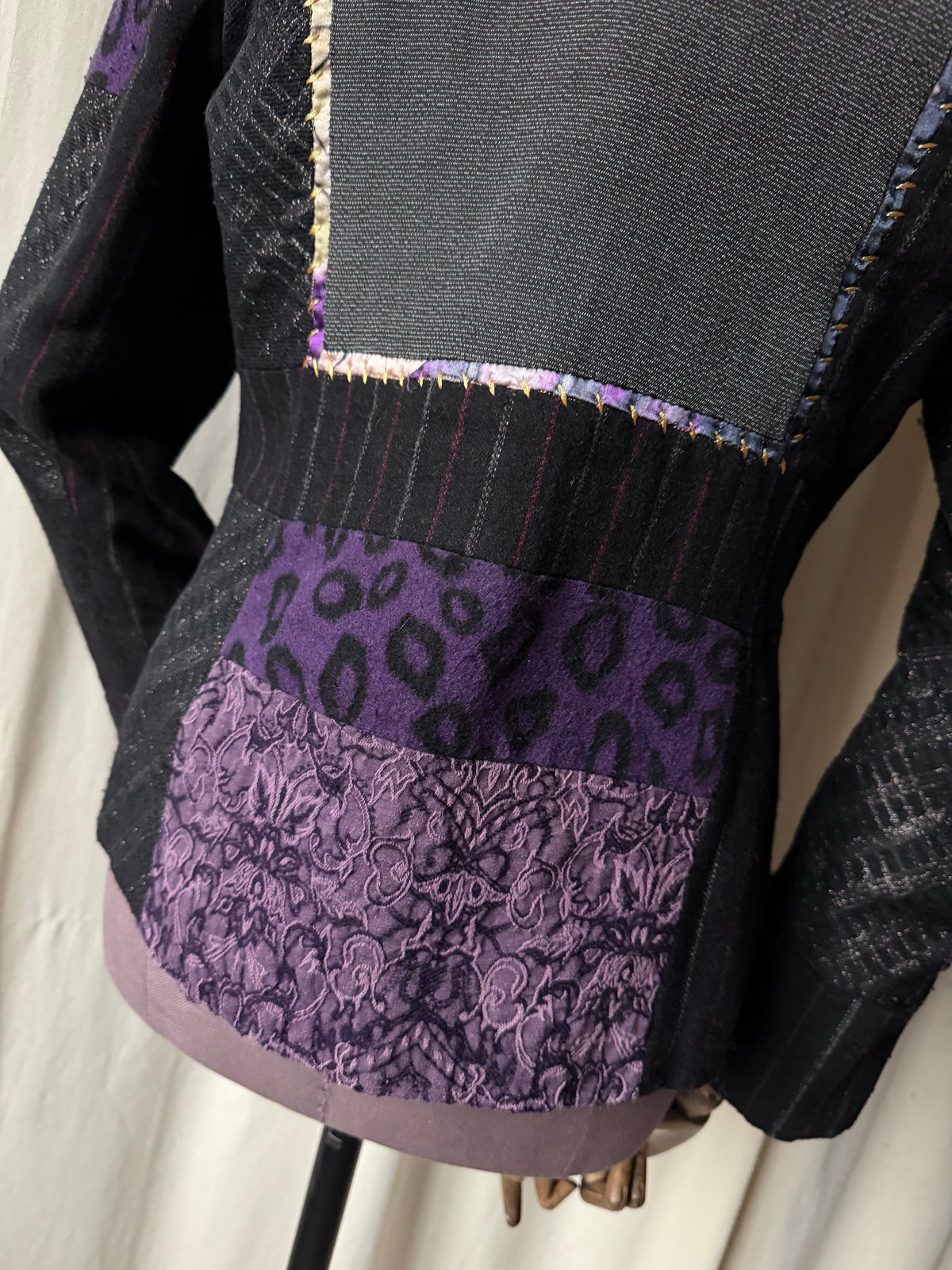 Veste patchwork violette à boutons bijoux - whimsigoth avant-garde - taille S/M