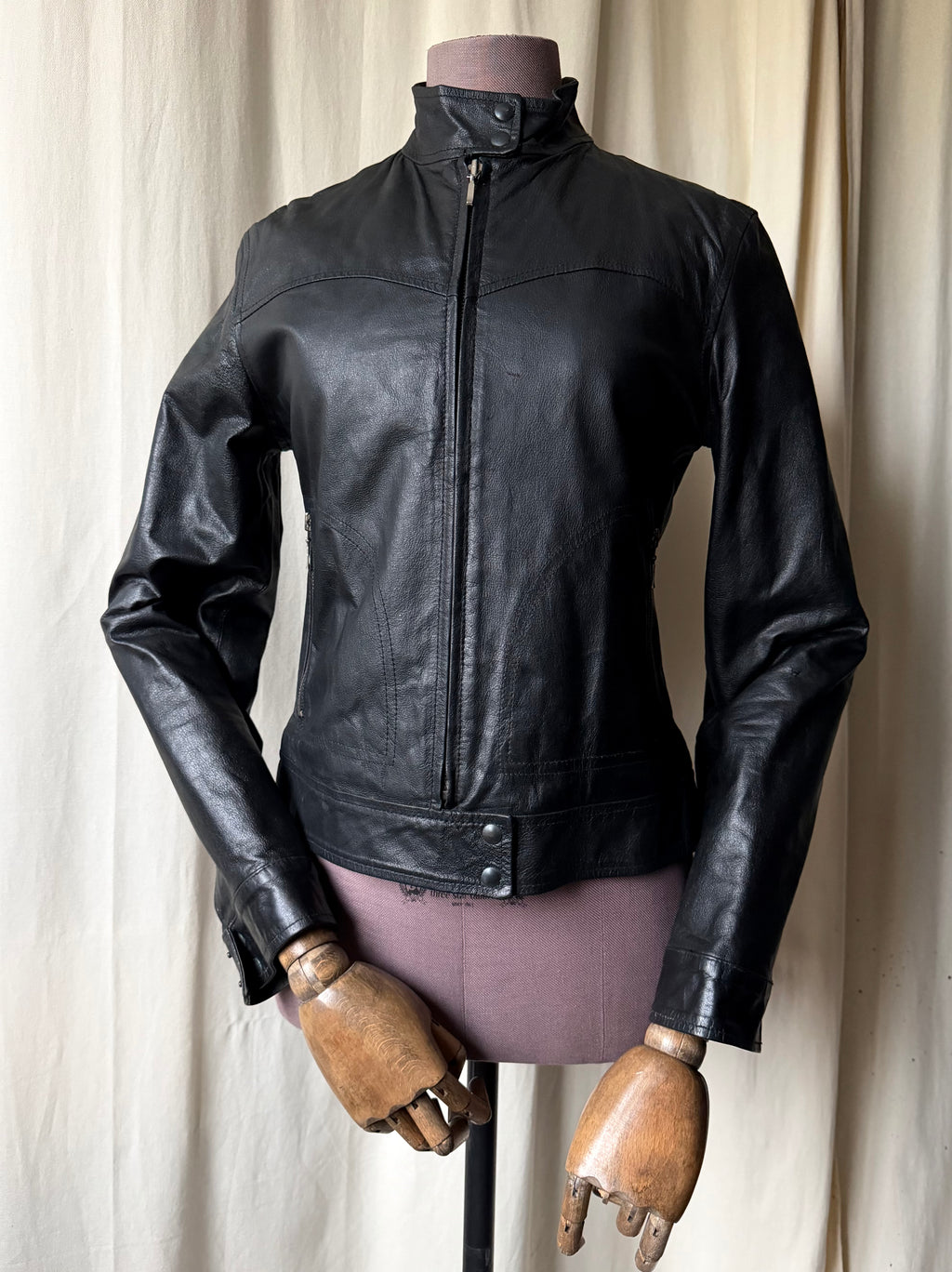 Blouson noir en cuir cintré style biker goth Y2K - taille M