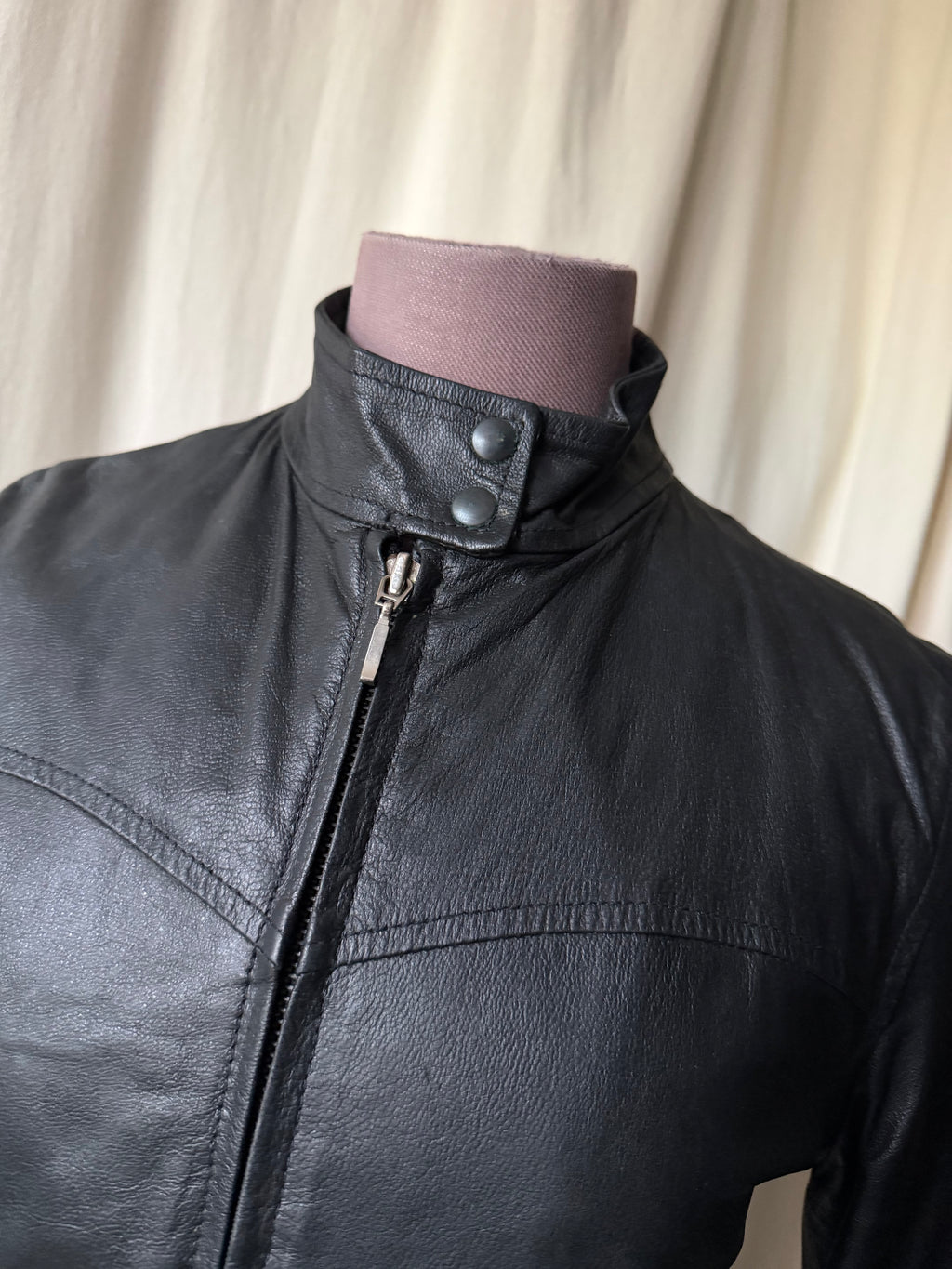 Blouson noir en cuir cintré style biker goth Y2K - taille M