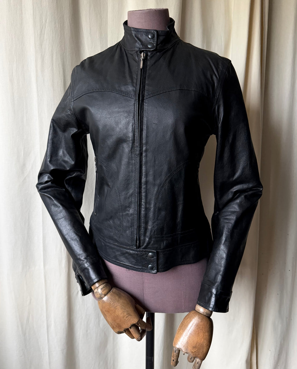 Blouson noir en cuir cintré style biker goth Y2K - taille M