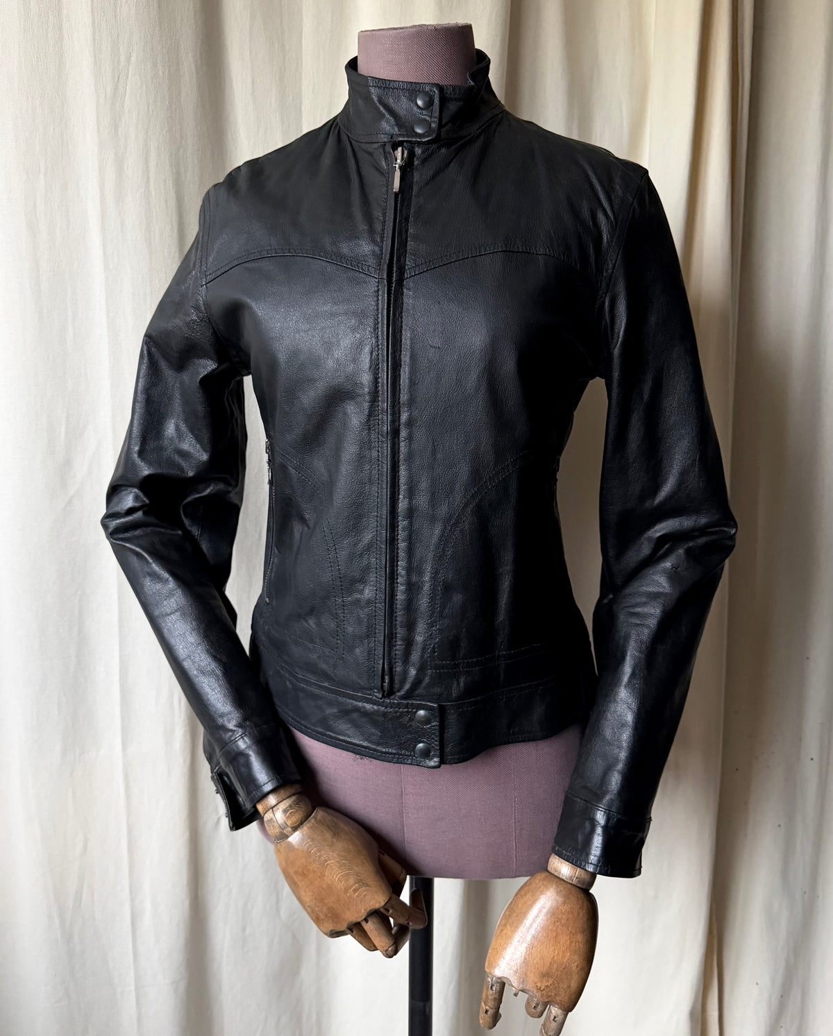 Blouson noir en cuir cintré style biker goth Y2K - taille M