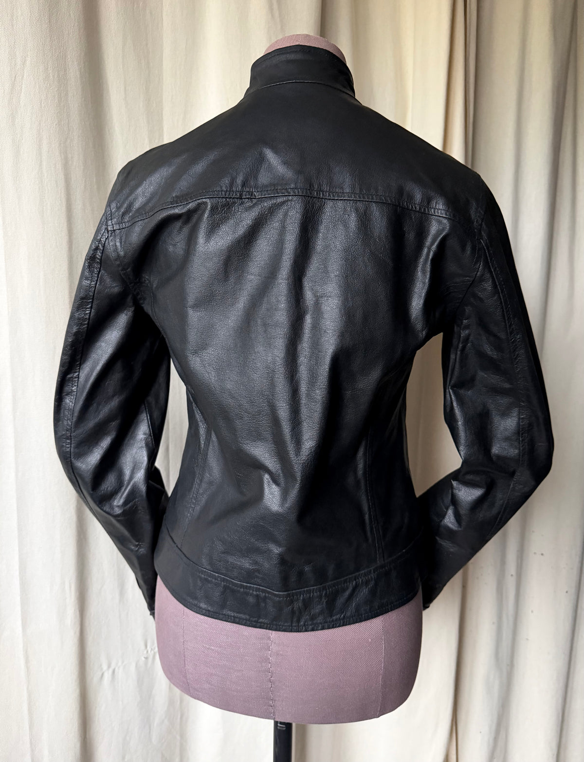 Blouson noir en cuir cintré style biker goth Y2K - taille M