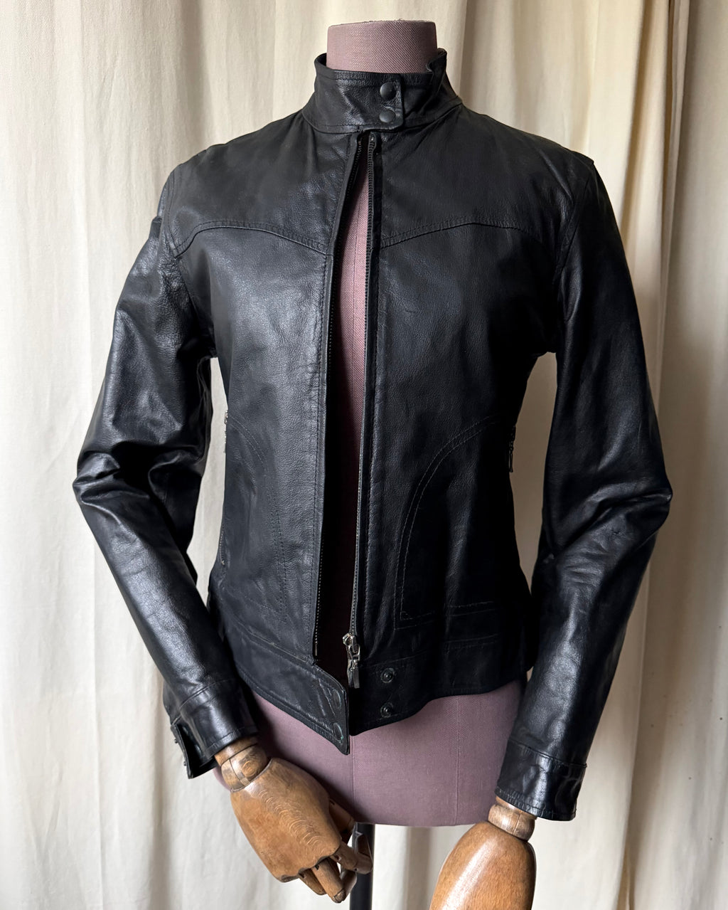 Blouson noir en cuir cintré style biker goth Y2K - taille M
