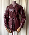 Veste en cuir bordeaux cintrée et ceinturée style 70s - taille M/L