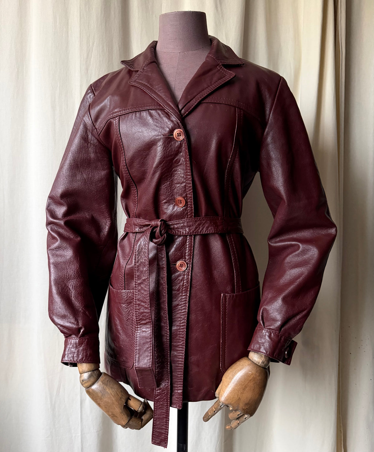 Veste en cuir bordeaux cintrée et ceinturée style 70s - taille M/L