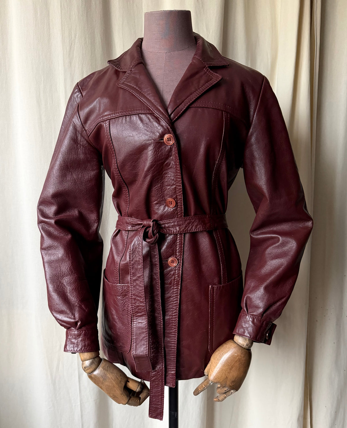 Veste en cuir bordeaux cintrée et ceinturée style 70s - taille M/L